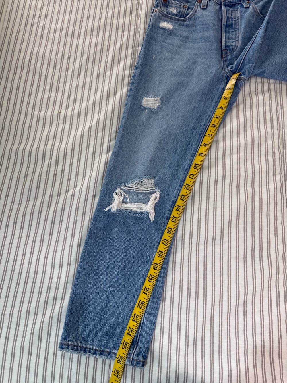 Levi's 501 Distressed Straight Leg Jeans Light Wash Button Fly Women’s 24x26 - Picture 11 of 16